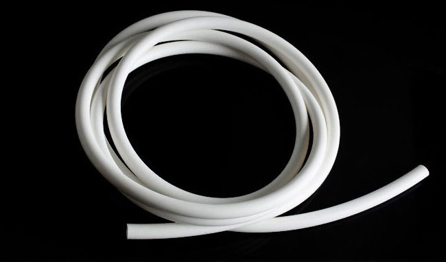 告別選材困惑：嶸牌耐介質(zhì)硅膠管專(zhuān)業(yè)選型方案，為酸、堿、油脂輸送精準(zhǔn)護(hù)航